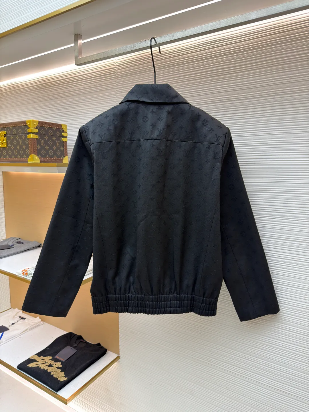 LOUIS VUITTON jacquard cotton wool tunic jacket ●Original version: Purchased and developed for 27100 ●Item number: 1681668-C30 ●Fabric: wool fabric ●Technology: jacquard production ●Color: black ●Version: fitted version ●Weight: about 880 grams ●Size: 46-48-50-52 ●Description: Made of 100% wool, custom-woven products, starting from 1000 meters. The zipper adopts train pull teeth, and the brand logo is laser engraved on the logo resin slider. Buttons are custom-made with metal electroplating and color spraying. The fabric is made of jacquard, imported multi-gauge custom weaving, and it takes 40 minutes to weave one cubic meter. The lining is made of 100% Tencel custom-woven jacquard logo. Every detail is restored 1:1 to the original version. Clean tailoring meets modern style in this belted jacket. Sheep wool creates a classic silhouette, while all-over Monogram jacquard adds subtle texture. The elastic waist gives it a sporty look, and welt pockets add a formal touch. The overall wiring is straight and delicate, the fabric is comfortable and soft, and the color is consistent without color difference. It can be matched with the same style to create a fashionable look and control various occasions. Customized accessories, complete with three standards, same style for men and women!